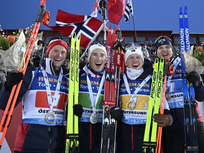 Víťazná štafeta Nórska zľava: Endre Stromsheim, Vebjorn Sorum, Johannes Dale a Vetle Sjastad Christiansen