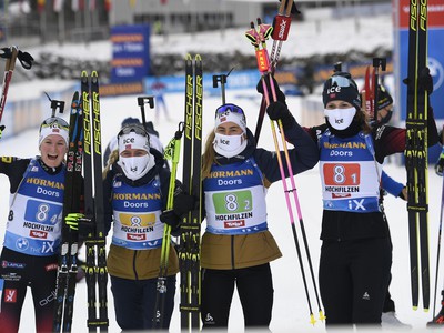 Nórsky tím biatlonistiek oslavuje v cieli po víťazstve pretekov štafety žien