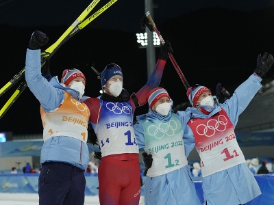 Nórski biatlonisti zľava Marte Olsbuová Röiselandová, Tarjei Bö, Tirill Eckhoffová a Johannes Thingnes Bö pózujú s maskotmi na pódiu po ich víťazstve pretekov mix štafety v biatlone na ZOH 2022 v Pekingu