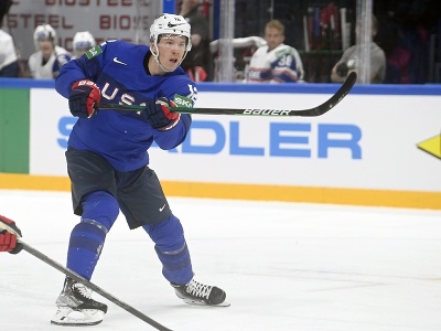 Americký hokejista Ryan Hartman strieľa gól v zápase proti Nórsku