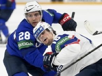 Americký hokejista Vinni Lettieri (vľavo) a Nór Magnus Brekke v súboji