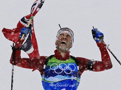 Nórsky biatlonista Ole Einar Björndalen oslavuje v cieli víťazstvo pretekov mužských štafiet