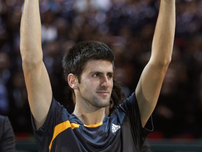 Djokovič s trofejou pre víťaza