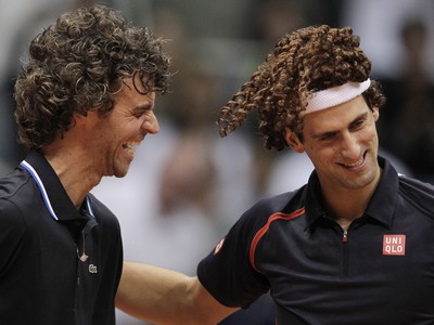 Novak Djokovič a Gustavo Kuerten počas exhibície v Riu de Janeiro