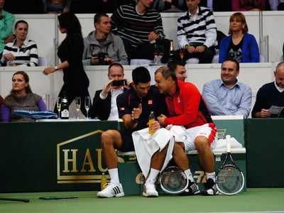 Novak Djokovič dostáva rady od trénera Mariána Vajdu