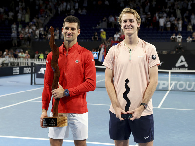 Novak Djokovič a Sebastian Korda s trofejou pre víťaza