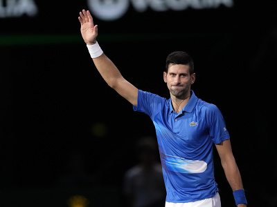 Srbský tenista Novak Djokovič sa teší po víťazstve nad Rusom Karenom Chačanovom v osemfinále tenisového turnaja Masters v Paríži 