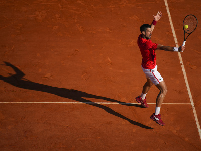 Srbský tenista Novak Djokovič odvracia loptičku Nórovi Casperovi Ruudovi počas semifinále dvojhry na antukovom turnaji ATP Masters 1000 v Monte Carle