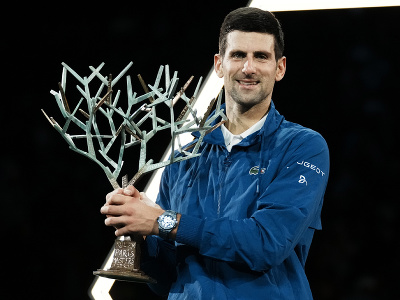 Novak Djokovič pózuje s trefejou za víťazstvo na turnaji Masters v Paríži