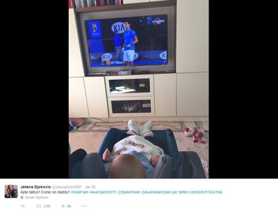 Djokovičova manželka Jelena na sociálnej sieti zverejnila roztomilú foto synčeka Stefana sledujúceho svojho otca počas súboja na Australian Open