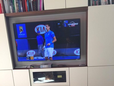 Djokovičova manželka Jelena na sociálnej sieti zverejnila roztomilú foto synčeka Stefana sledujúceho svojho otca počas súboja na Australian Open