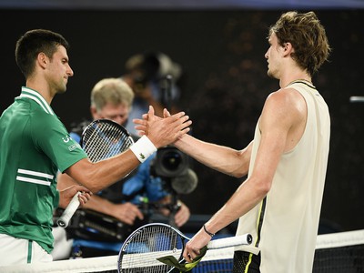 Novak Djokovič a Alexander Zverev po vzájomnom zápase