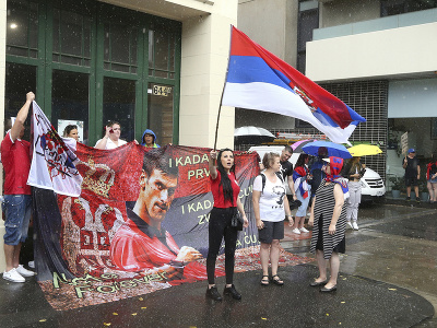 Protestujúci pred hotelom, v ktorom sa zdržiava Novak Djokovič
