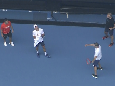 Novak Djokovič a jeho tím počas tréningu na Australian Open