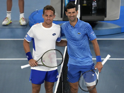Srbský tenista Novak Djokovič a Španiel Roberto Carballes Baena