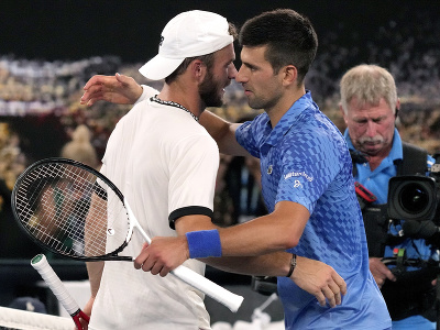 Srbský tenista Novak Djokovič a Američan Tommy Paul