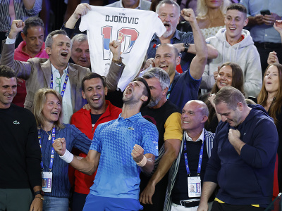 Srbský tenista Novak Djokovič (uprostred) oslavuje so svojím tímom