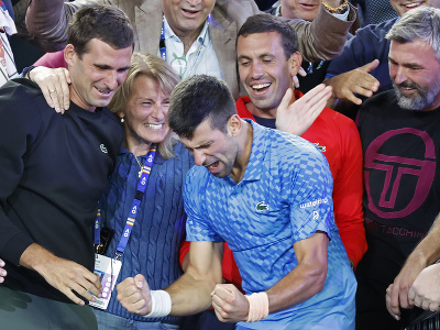 Srbský tenista Novak Djokovič (uprostred) oslavuje so svojím tímom 