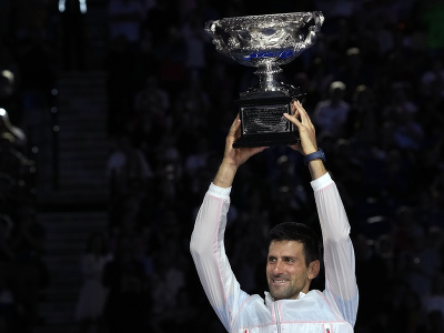 Novak Djokovič s trofejou Norman Brookes Challenge Cup pre víťaza Australian Open