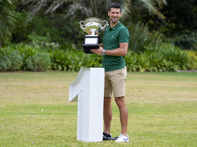 Srbský tenista Novak Djokovič s trofejou pre víťaza Australian Open