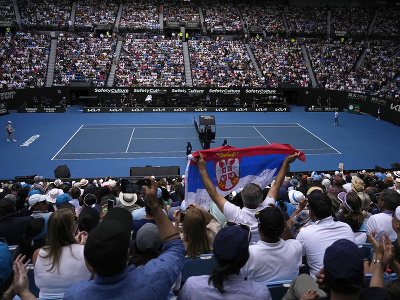Fanúšik so srbskou vlajkou počas semifinále Australian Open 2024
