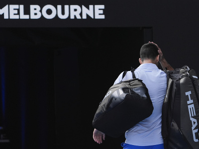 Srbský tenista Novak Djokovič odchádza po prehre proti Talianovi Jannikovi Sinnerovi v semifinále dvojhry na grandslamovom turnaji Australian Open