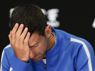 Srbský tenista Novak Djokovič reaguje počas tlačovej konferencie po prehre proti Talianovi Jannikovi Sinnerovi v semifinále dvojhry na grandslamovom turnaji Australian Open