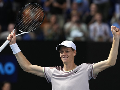 Srbský tenista Novak Djokovič reaguje počas tlačovej konferencie po prehre proti Talianovi Jannikovi Sinnerovi v semifinále dvojhry na grandslamovom turnaji Australian Open