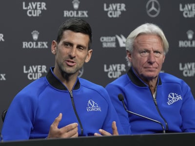 Novak Djokovič a Björn Borg počas tlačovej konferencie pred začiatkom Laver Cupu