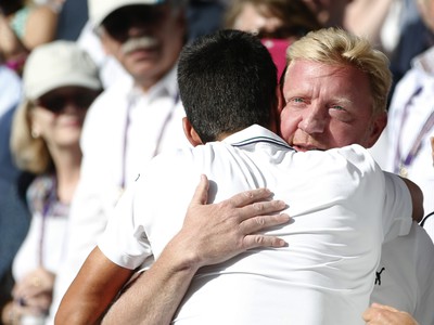Novak Djokovič vo víťaznom období s Borisom Beckerom po finále Wimbledonu