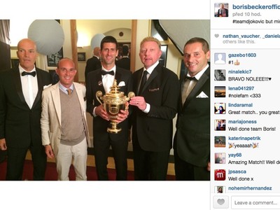 Novak Djokovič so svojim tímom a trofejou