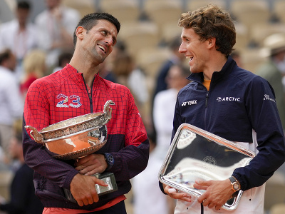 Srbský tenista Novak Djokovič (vľavo) objíma trofej po výhre proti Nórovi Casperovi Ruudovi