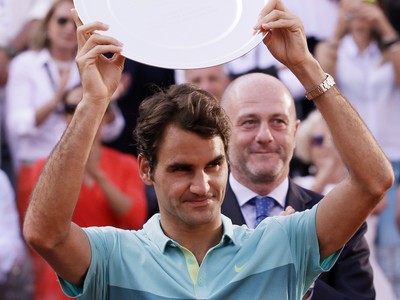 Roger Federer so svojou trofejou