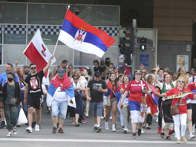 Fanúšikovia podporujú srbského tenistu Novaka Djokoviča