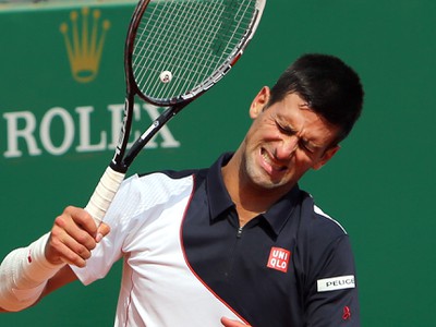 Novak Djokovič počas nevydareného zápasu semifinále v Monte Carle, kde podľahol Rogerovi Federerovi