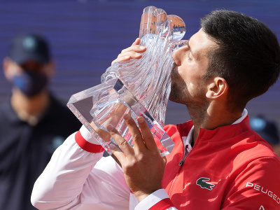 Srbský tenista Novak Djokovič sa teší po víťazstve nad Slovákom Alexom Molčanom vo finále