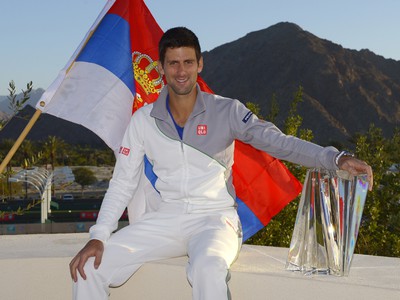 Novak Djokovic podpisuje srbskú