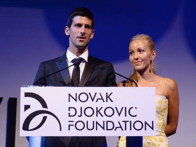 Novak Djokovič a Jelena Rističová svoj dlhoročný vzťah spečatili zásnubami