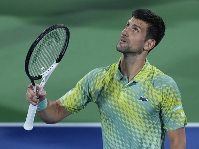 Srbský tenista Novak Djokovič sa teší po výhre nad Tallonom Griekspoorom z Holandska v osemfinálovom zápase mužskej dvojhry na tenisovom turnaji ATP v Dubaji