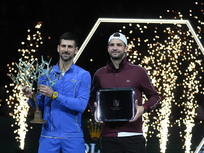 Novak Djokovič a Grigor Dimitrov s trofejami po parížskom finále