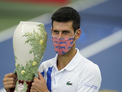 Novak Djokovič s víťaznou trofejou