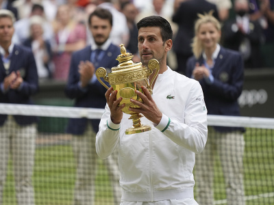 Novak Djokovič pózuje s trofejou po víťazstve vo Wimbledone 