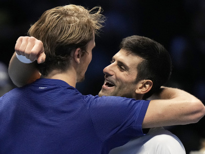 Nemecký tenista Alexander Zverev a Srb Novak Djokovič po semifinálovej bitke na Turnaji majstrov v Turíne