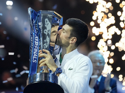 Novak Djokovič oslavuje triumf na Turnaji majstrov s víťaznou trofejou