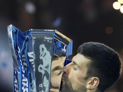 Novak Djokovič oslavuje triumf na Turnaji majstrov s víťaznou trofejou