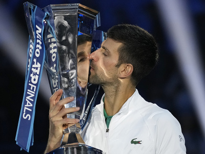 Novak Djokovič s víťaznou trofejou