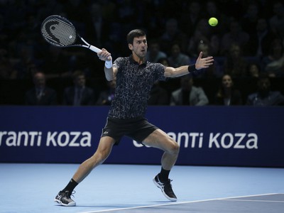 Srbský tenista Novak Djokovič v zápase proti Johnovi Isnerovi a Turnaji majstrov ATP v Londýne 