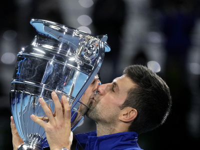 Novak Djokovič s trofejou pre najlepšieho hráča roka ATP