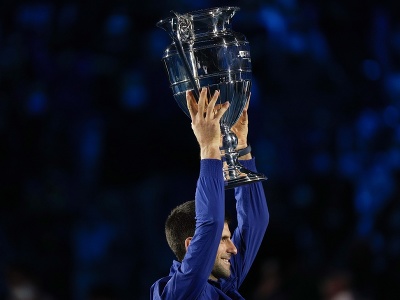 Novak Djokovič s trofejou pre najlepšieho hráča roka ATP