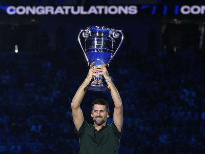 Novak Djokovič si prevzal trofej za prvé miesto v koncoročnom rebríčku ATP